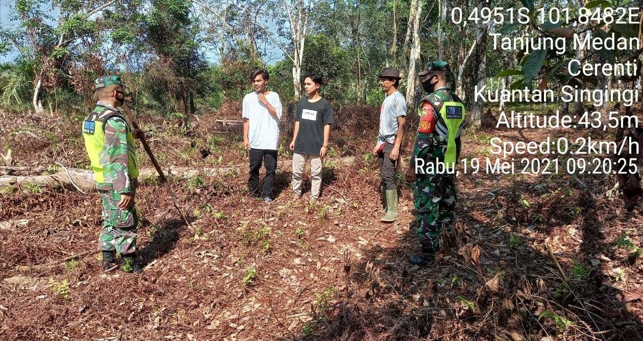 Babinsa 06/Cerenti Terus  Sosialisasikan Dan Patroli Tentang Bahaya Karhutla Di Wilayah Binaannya Desa Tanjung Medan