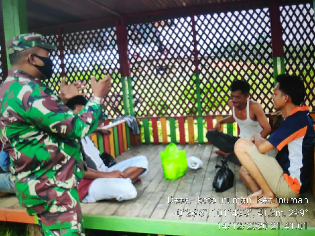 Tegakkan Disiplin Protokol Kesehatan Babinsa Koramil 06 Cerenti Kodim 0302 Inhu Laksanakan Komsos