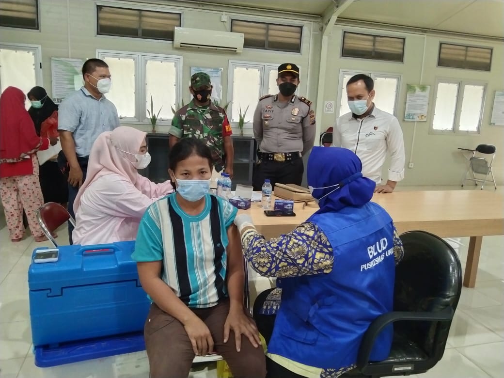 Gencar Capai Target, Polsek Ukui dan Puskesmas Jemput Bola Vaksinasi ke Desa-Desa