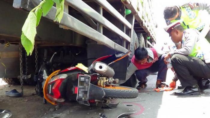 Salip Fuso, Pengendara Sepeda Motor Hilang Kendali, Masuk Kolong Lalu Terlindas