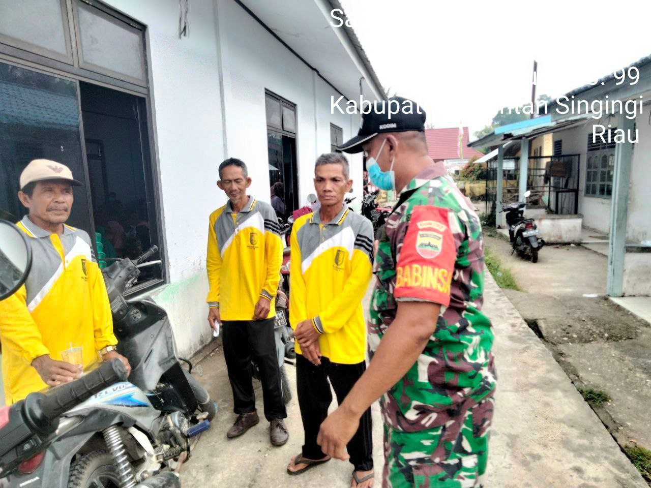Jalin Hubungan Silaturahmi Dengan Baik, Babinsa  Koramil 06/Cerenti  Kodim 0302/Inhu Melaksanakan Komsos Dengan Masyarakat