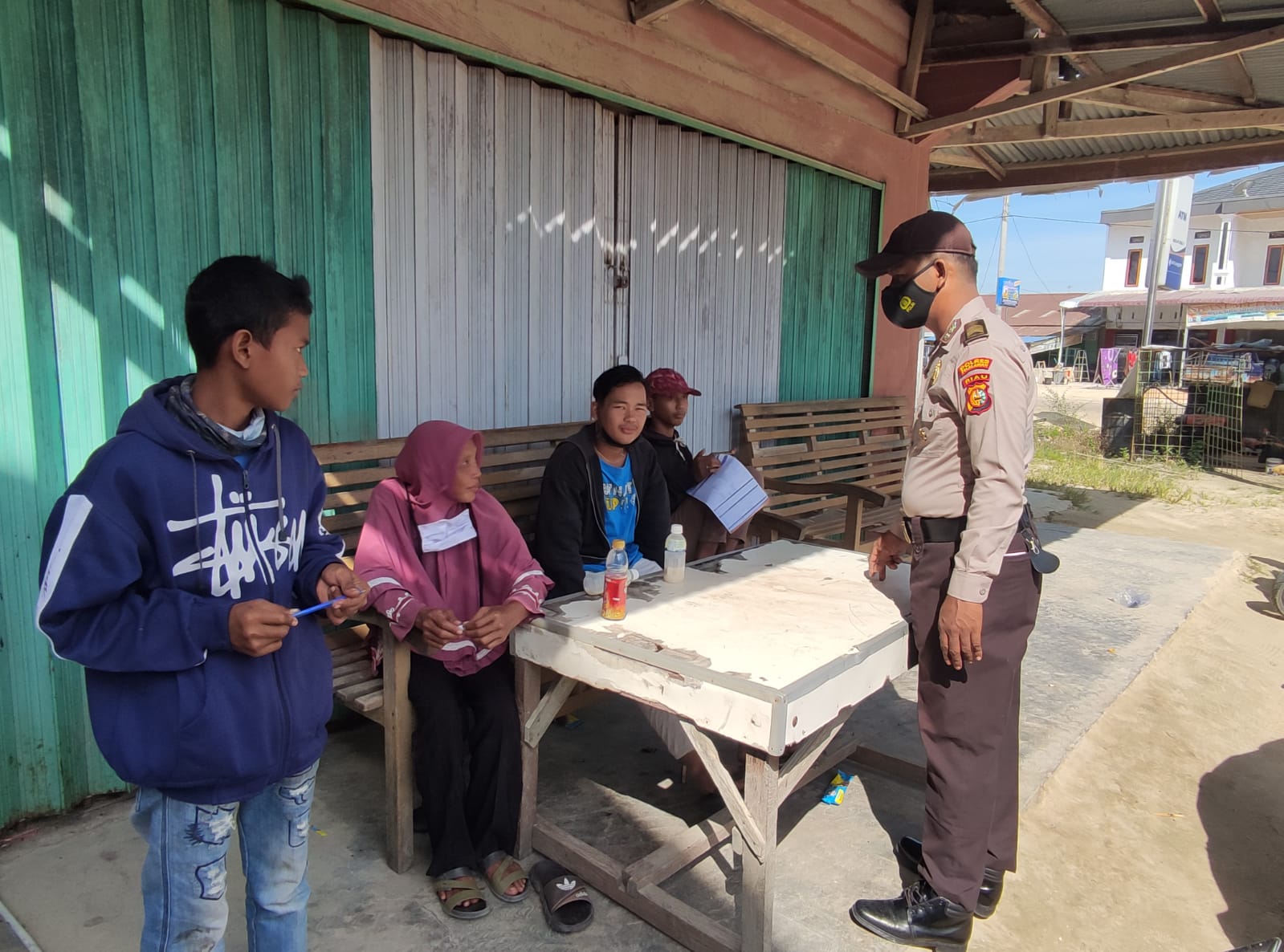 Polisi Kecamatan Langgam Pelalawan Pantau Kepatuhan Prokes Masyarakat Desa Segati