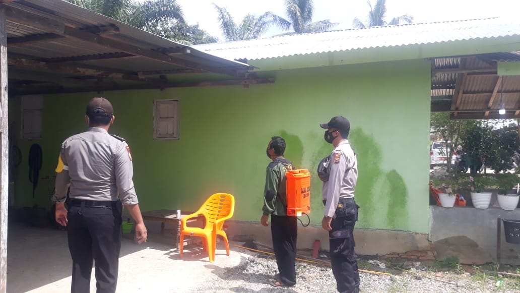 Tim Gugus Tugas Pangkalan Lesung Lakukan Penyemprotan Disinfektan di Rumah Pasien Covid-19