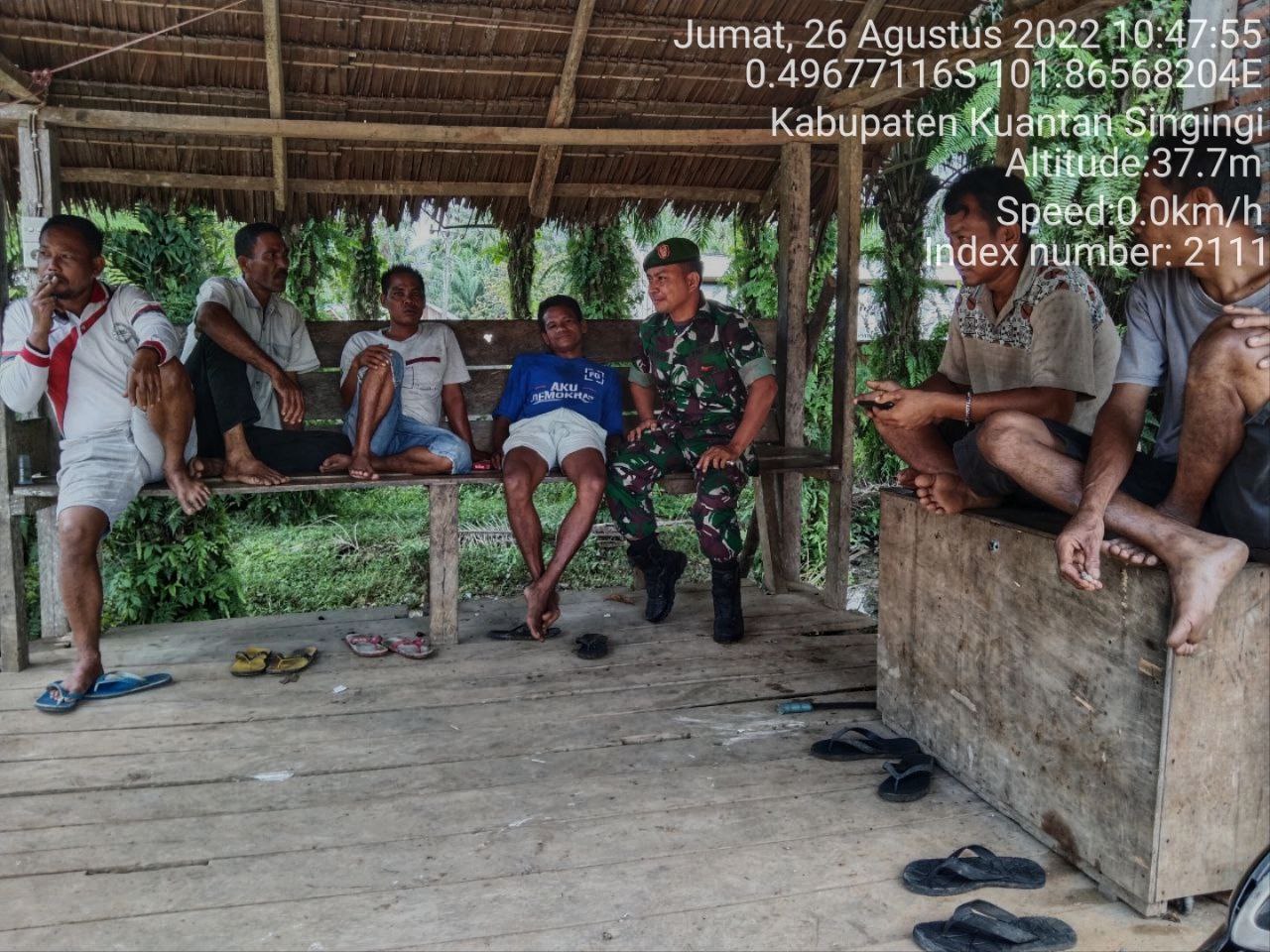 Serda Efison Babinsa Koramil 06/Cerenti Dim 0302/Inhu Komsos Dengan Warga Desa Pesikaian