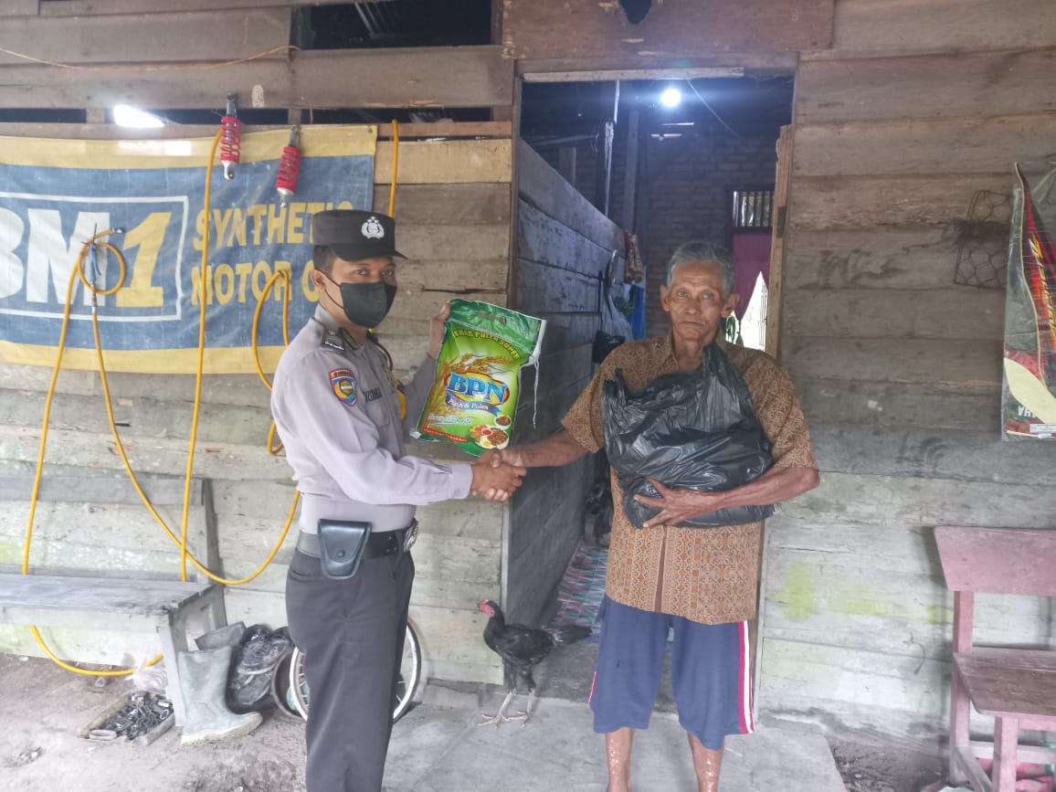Polsek Siak Kecil Beri Bantuan Sembako kepada Warga Kurang Mampu di Desa Lubuk Muda