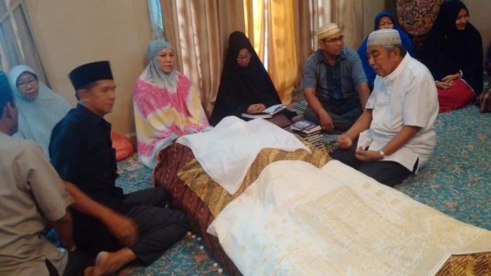 Pelayat Datangi Rumah Duka Mantan Walikota Dumai Khairul Anwar