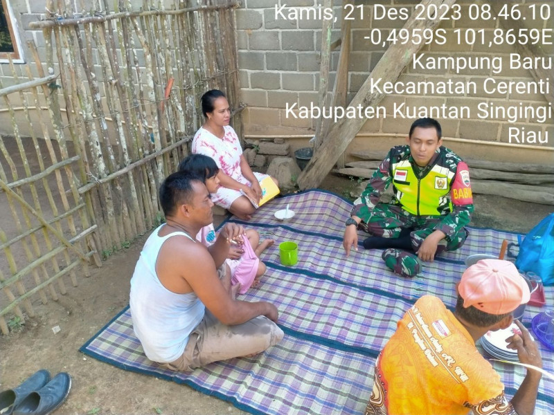 Babinsa Koramil 06/Cerenti Kodim 0302/ Inhu Komsos Dengan Warga Desa Kampung Baru Kecamatan Cerenti Kabupaten Kuansing Riau