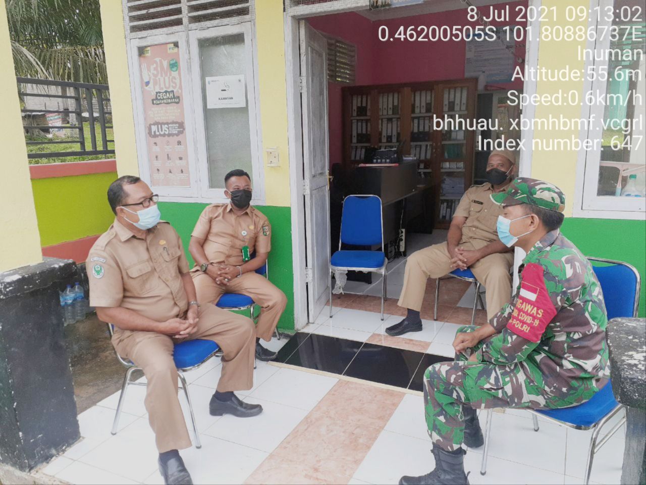 Babinsa Koramil 06/Cerenti Lakukan Komsos, Ajak Perangkat Desa Jadi Pelapor 3M Desa Pasar Inuman