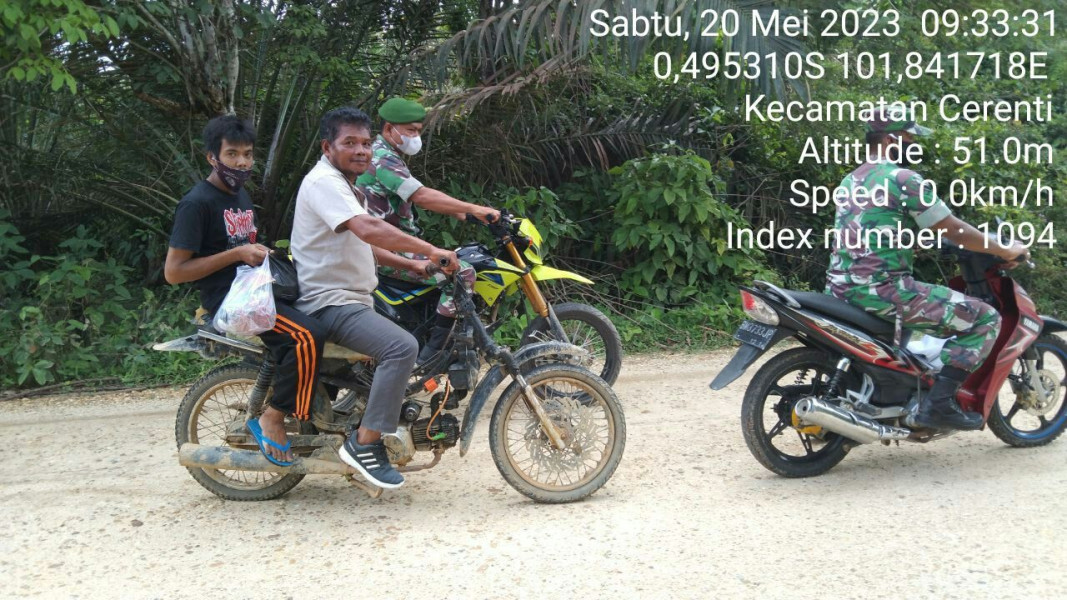 Babinsa Kopda Junedi Bersama Anggota Koramil 06/Cerenti Kodim 0302/Inhu Lainnya Laksanakan Patroli Untuk Cegah Kebakaran Hutan Dan Lahan