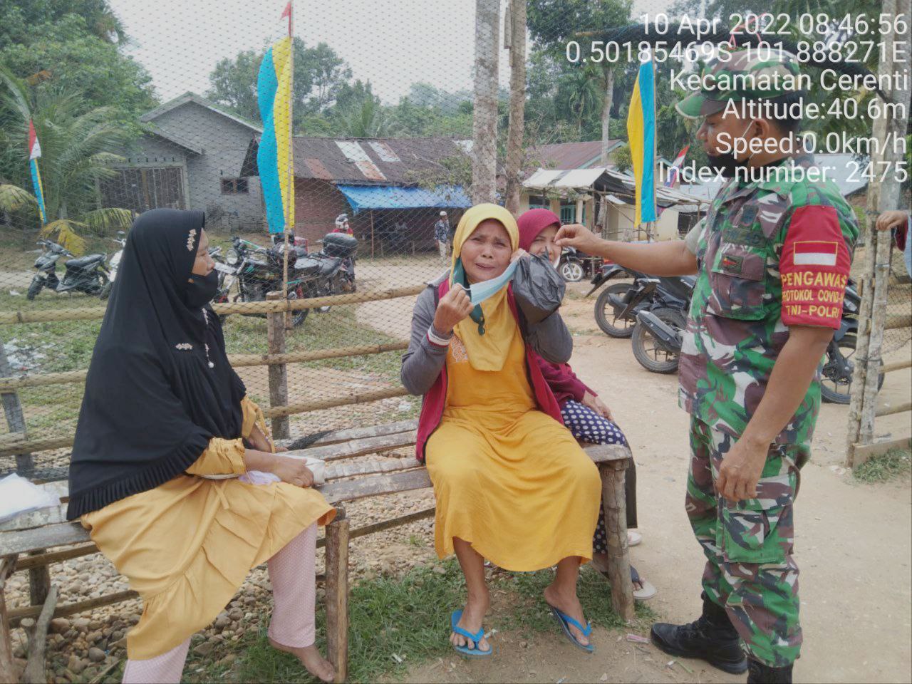 Babinsa Koramil 06/ Cerenti  Kodim 0302/Inhu  Bagikan Masker  Kepada Warga Desa Pulau Panjang Cerenti dan Desa Teluk Pauh