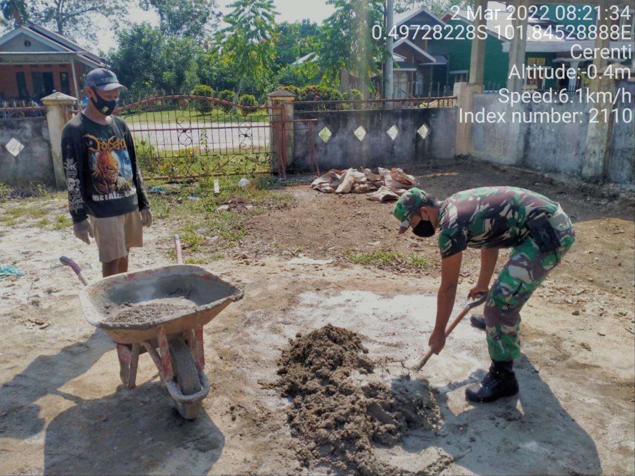 Babinsa Koramil 06/Cerenti  Kodim 0302/Inhu Gotong Royong Bantu Warga di Pulau Jambu Kecamatan Cerenti Kabupaten Kuansing