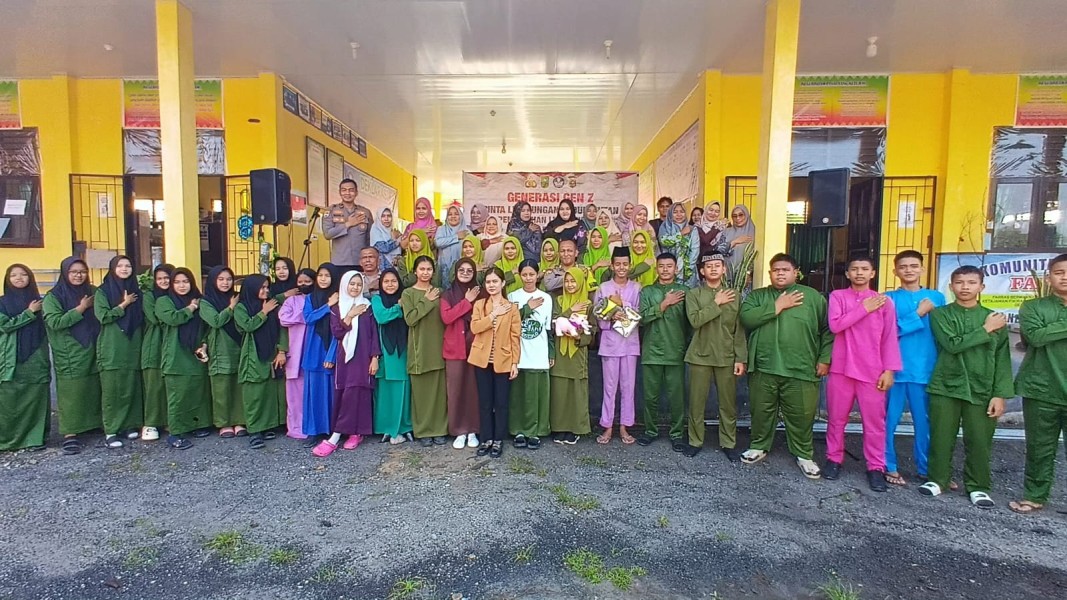 Mahasiswa dan Polisi Gaungkan Green Policing di SMA Negeri 18 Pekanbaru