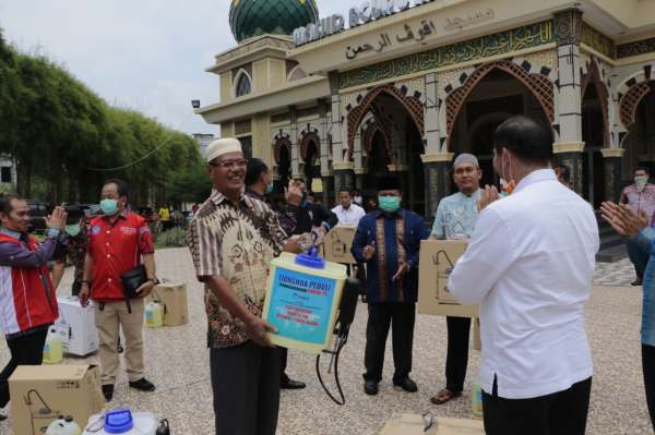 Walikota Pekanbaru Serahkan Disinfektan dan APD ke Imam Masjid Paripurna