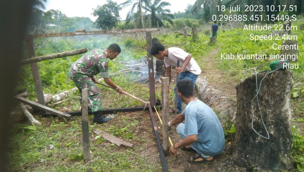 Babinsa Koramil 06/Cerenti Kodim 03002/Inhu Babinsa Gotong Royong Dengan Masyarakat Membantu Membangun Pondok Di Ladang Warga Binaan