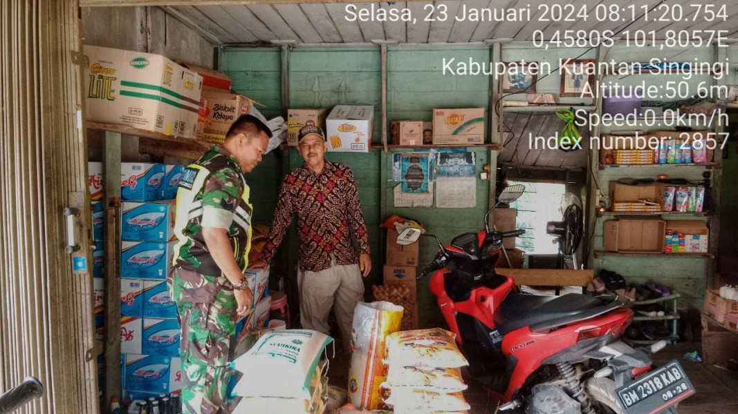 Babinsa Koramil 06/Cerenti  Kodim 0302/Inhu Pantau Perkembangan Harga Kebutuhan Pokok Diwilayah Teritorialnya