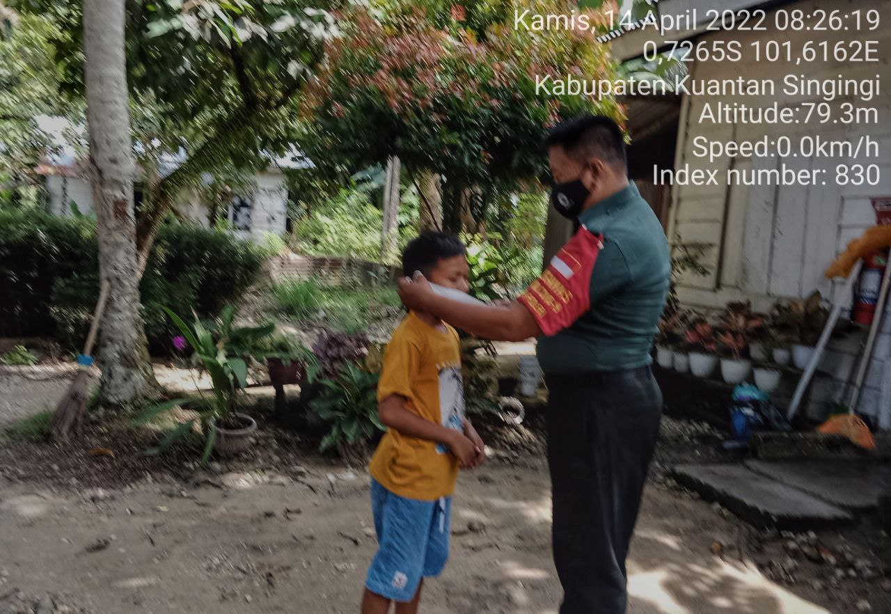 Peduli Terhadap Kesehatan Warga Binaan, Babinsa Koramil 06/ Cerenti Kodim 0302/ Inhu Membagikan Masker Kepada Anak Laki-laki Yang Tidak Memakai Masker