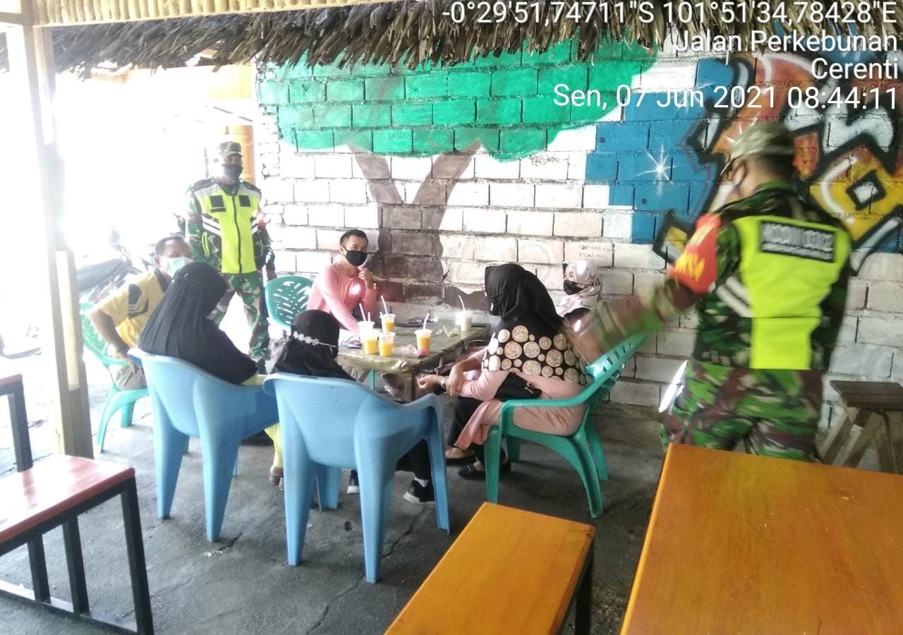 Babinsa Koramil 06/Cerenti Berikan Edukasi Pencegahan Covid 19 Di Desa Binaan Desa Kampung Baru