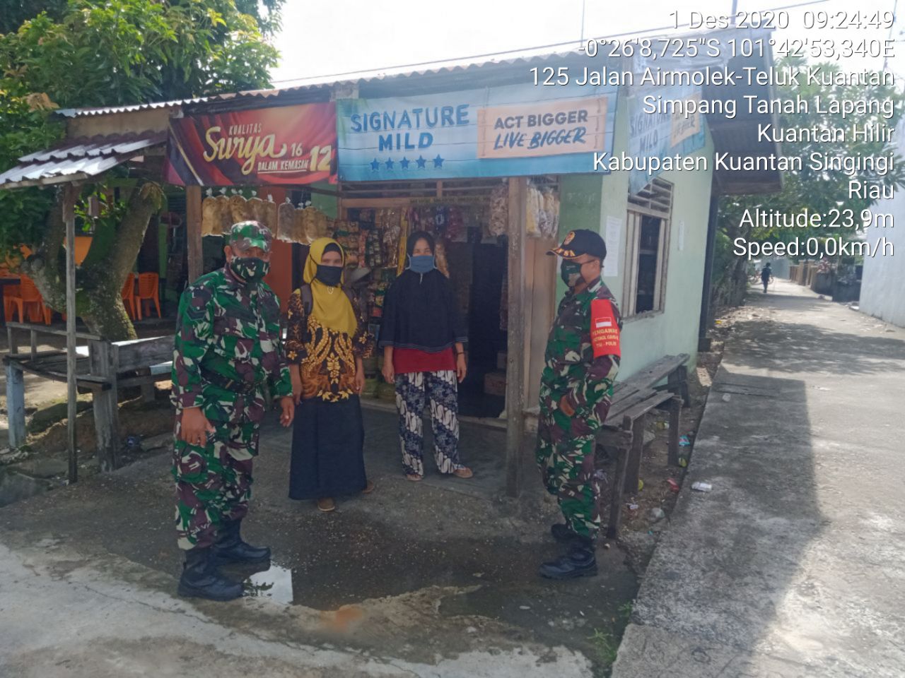 Babinsa Koramil 07/Kuantan Hilir Dim 0302/Inhu Serda Ardiman Johari Sosialisasi Pakai Masker Di Desa Simpang Tanah Lapang