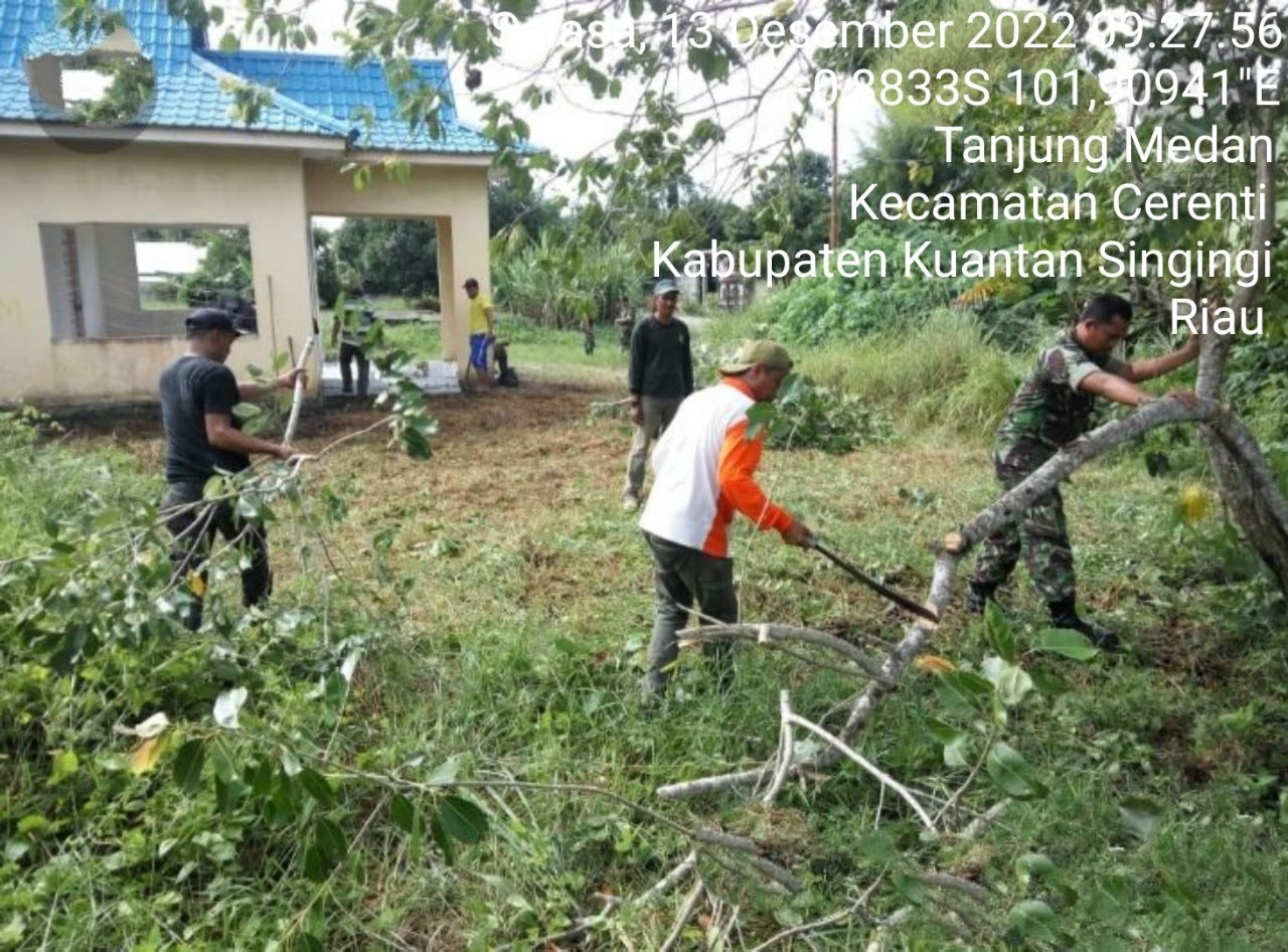 Jalin Kebersamaan Babinsa Koramil 06/ Cerenti Dim 0302/Inhu Sertu Firman Gotong Royong Bersama Warga Untuk Membersihkan Lingkungan Di Desa Binaan