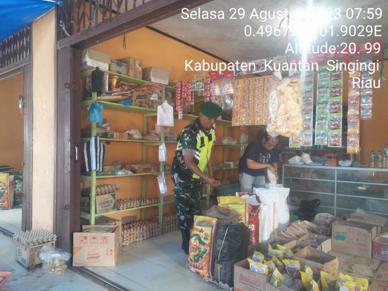 Atasi Kelangkaan Bahan Pokok di Wilayah Binaannya, Babinsa Koramil 06/Cerenti Kodim 0302/Inhu Pantau Perkembangan Harga Kebutuhan Pokok Di Wilayah Kecamatan Cerenti