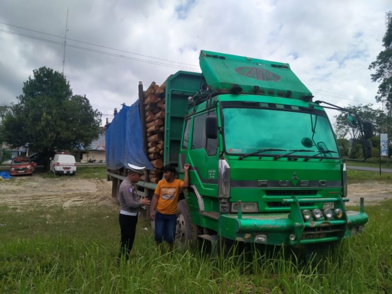 Nekat Angkut 14 Ton Kayu Akasia Saat Lebaran, Sopir Truk Ditilang