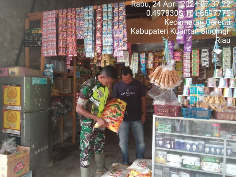 Babinsa Koramil 06/Cerenti Kodim 0302/Inhu Pastikan Harga Sembako Stabil Babinsa Cek Harga Pangan Di Kios Milik Warga Di Koto Cerenti 