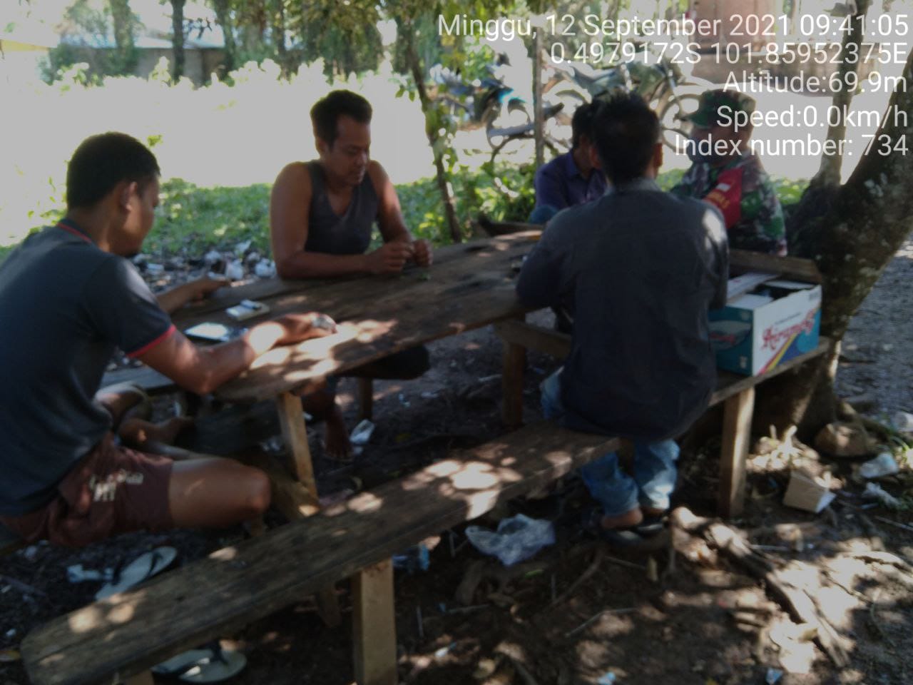 Babinsa Koramil 06/Cerenti Dim 0302/Inhu  Komsos Dengan Warga Binaan Tentang Covid-19 di Pulau Panjang Cerenti