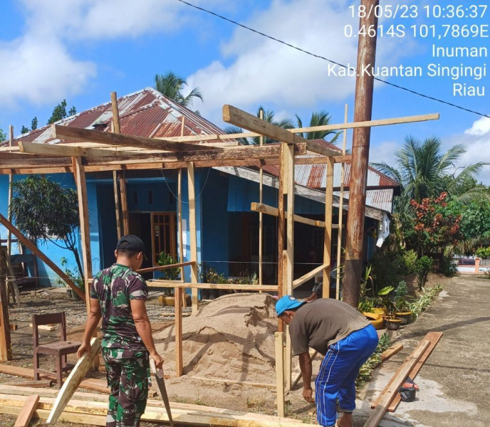 Di Desa Lebuh Lurus Babinsa Koramil 06/Cerenti Kodim 0302/Inhu Bantu Warga Binaan Melanjutkan Pembuatan Warung