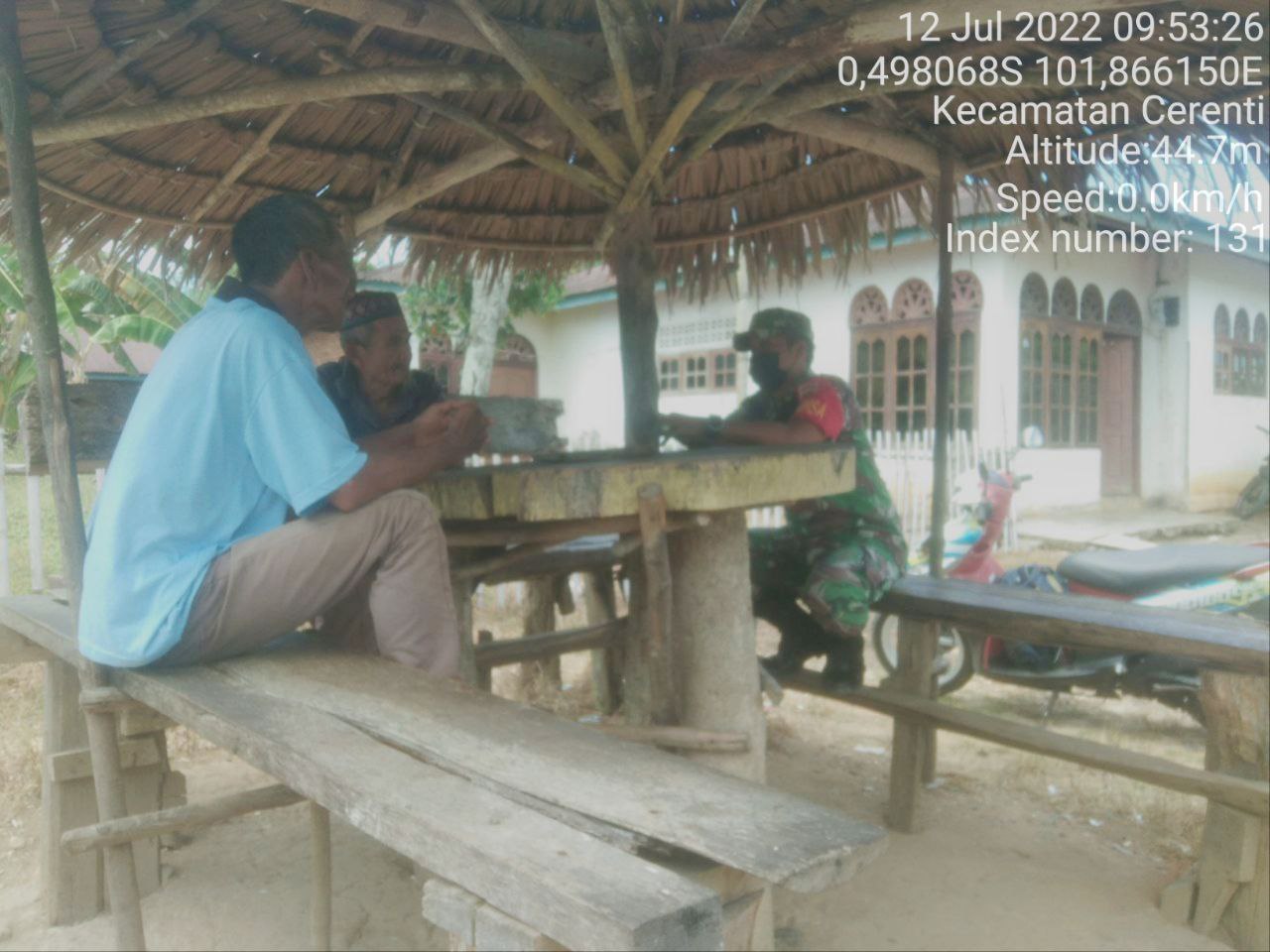 Babinsa Kopda Junedi Komsos Dengan Warga Kelurahan Pasar Cerenti