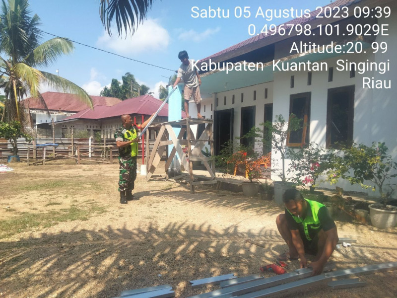 Babinsa Koramil 06/Cerenti Kodim 0302/Inhu Membantu Rumah Warga Memasang Atap Didesa Tanjung Medan Kecamatan Cerenti Kabupaten Kuansing