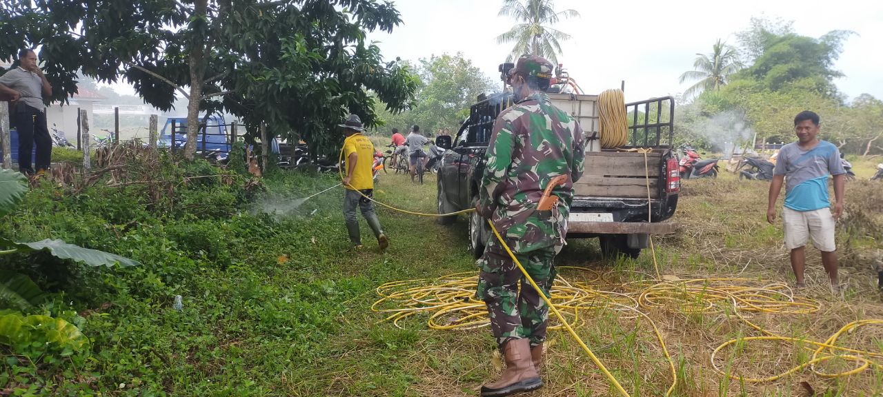 Serka Bambang Sutopo Anggota Koramil 07 Kuantan Hilir Dim 0302 Inhu Melakukan Penyemprotan Disinfektan