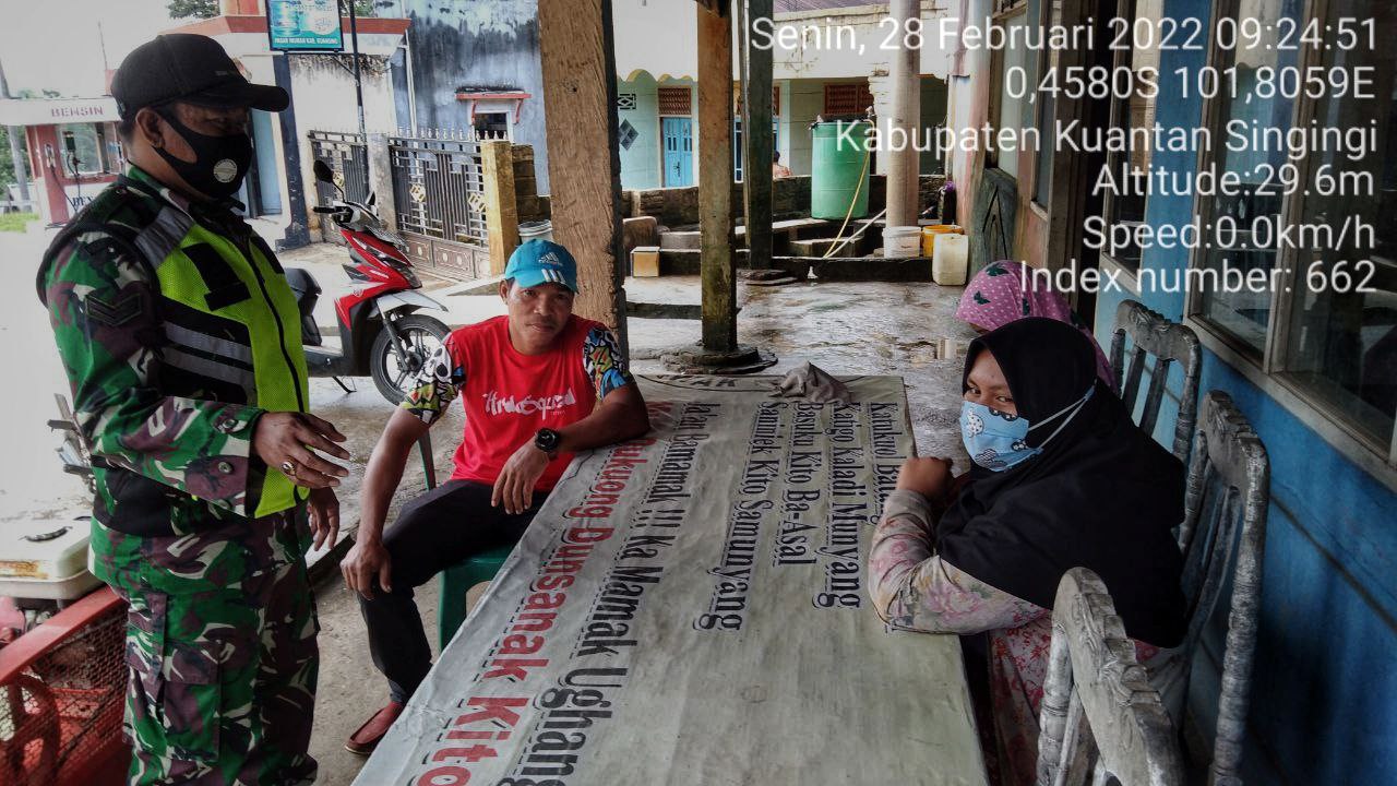 Sertu Heriyus Saputera Babinsa Koramil 06/Cerenti Kodim 0302/Inhu Melaksanakan Komsos Dengan Masyarakat Banjar Nantigo Kecamatan Inuman