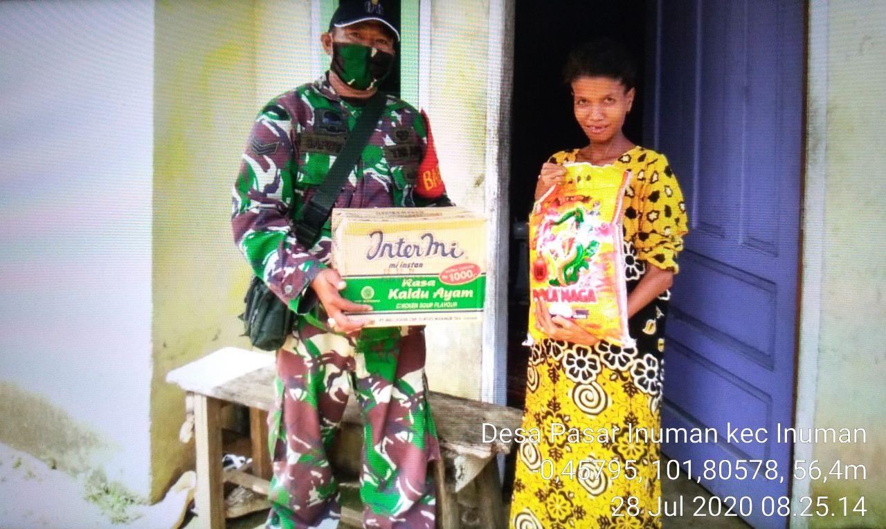 Babinsa Koramil 06/Cerenti Dim 0302/Inhu Berikan Bantuan Sembako Kepada Masyarakat Kurang Mampu.