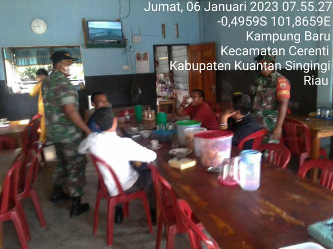 Babinsa Koramil 06/Cerenti Kodim 0302/Inhu,Kopda Muhammad Soleh Berikan Sosialisasi Serta Himbauan Kepada Warga Desa Kampung Baru Kecamatan Cerenti Agar Patuhi Prokes Covid-19