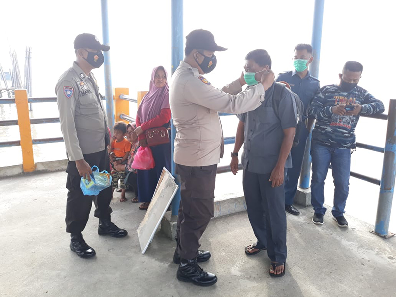 Cegah Covid-19, Polsek Kuala Kampar Gelar Operasi Yustisi dan Bagikan Masker