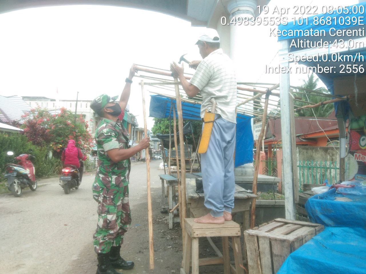 Kopda Junedi Babinsa Koramil 06/Cerenti  Kodim 0302/Inhu, Bantu Warga Memperbaiki Warung Kecil-Kecilan
