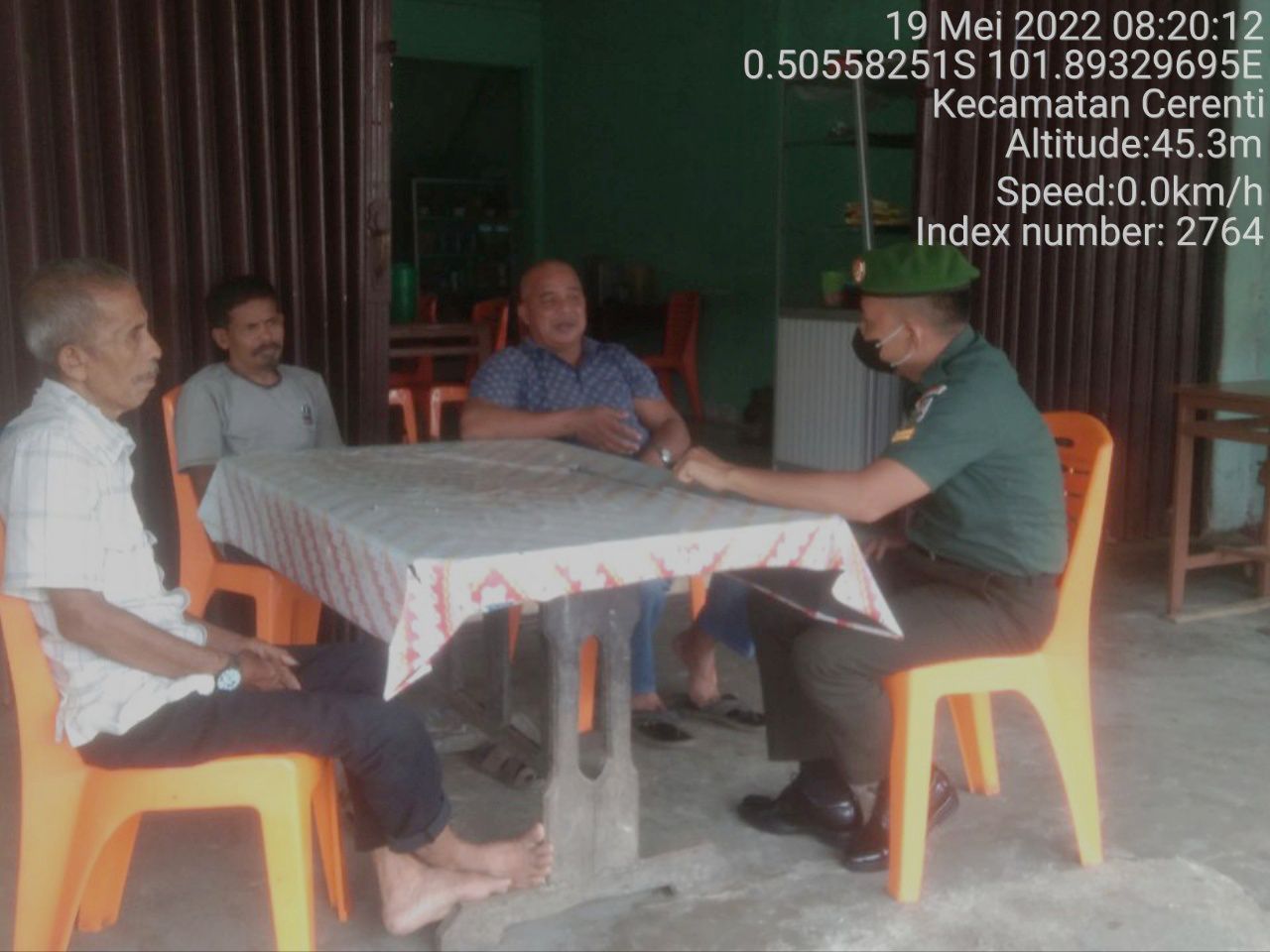 Babinsa Koramil 06/Cerenti  Kodim 0302/Inhu Komsos Dengan Warga Desa Kompe Berangin Kecamatan Cerenti Kabupaten Kuansing