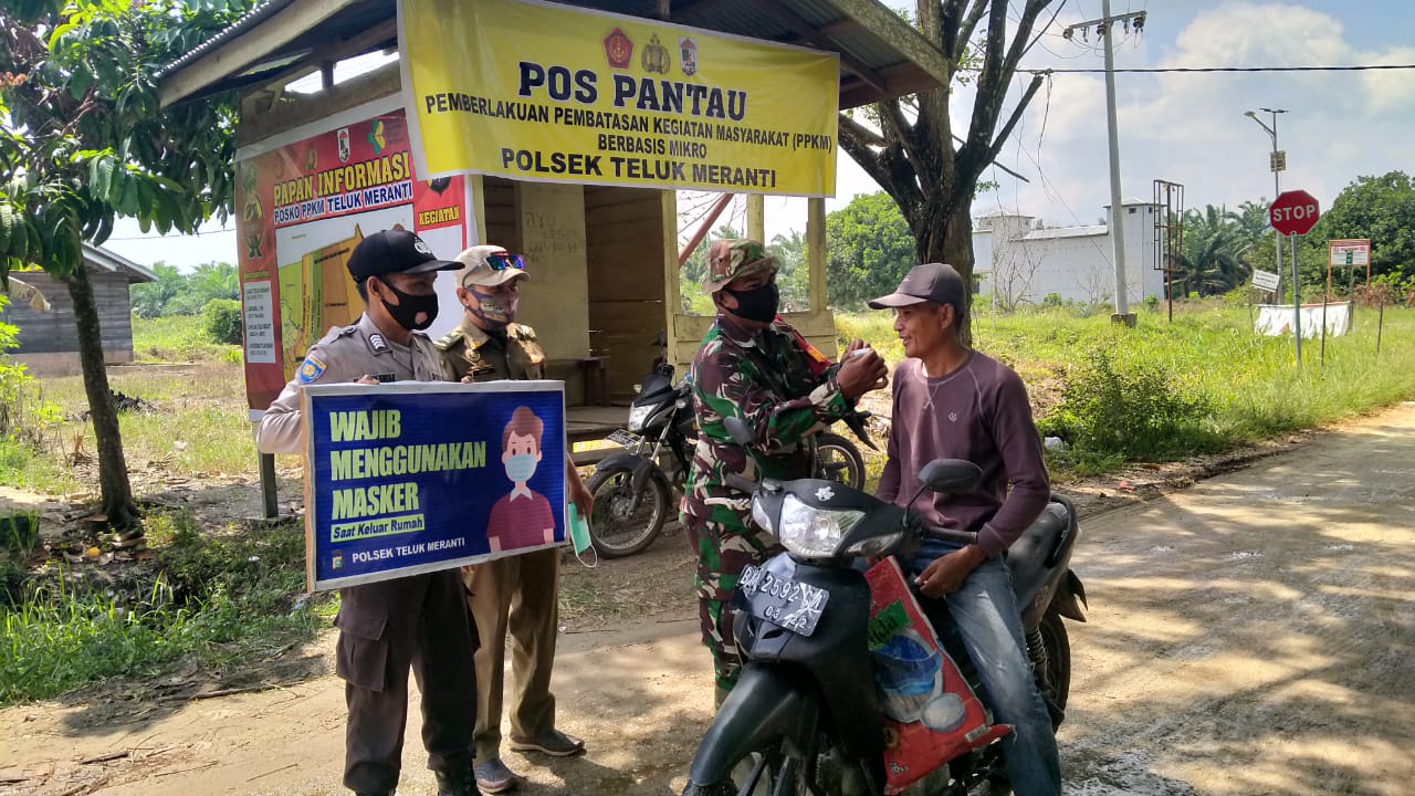 Antisipasi Covid-19, Polsek Teluk Meranti Lakukan Pengawasan Prokes di Posko PPKM
