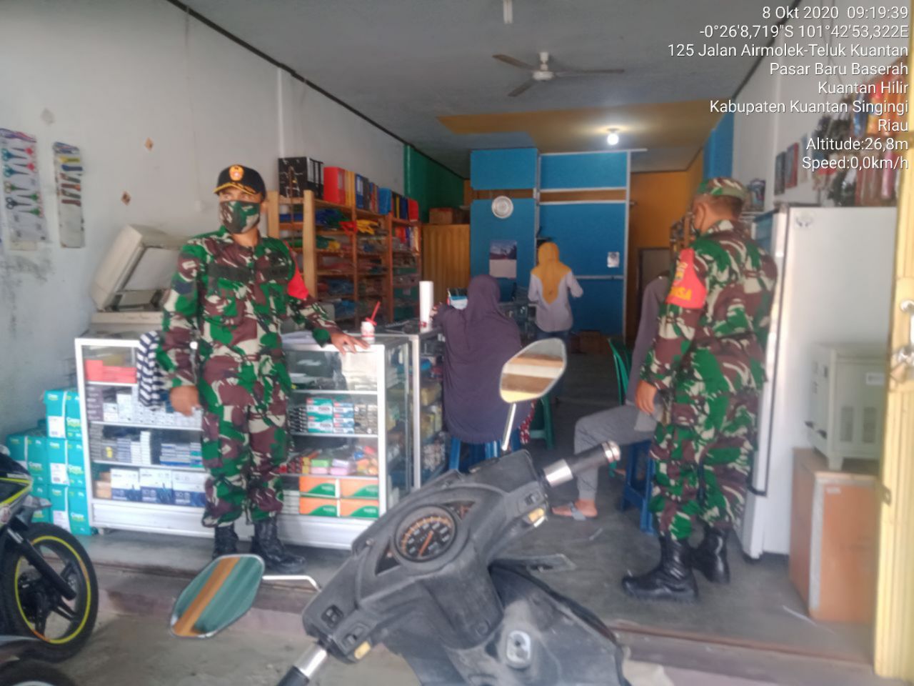 Cegah Penyebaran Virus Corona, Serka Junaidi Anggota Koramil 07/ Kuantan Hilir Dim 0302/Inhu Sosialisasikan Pakai Masker