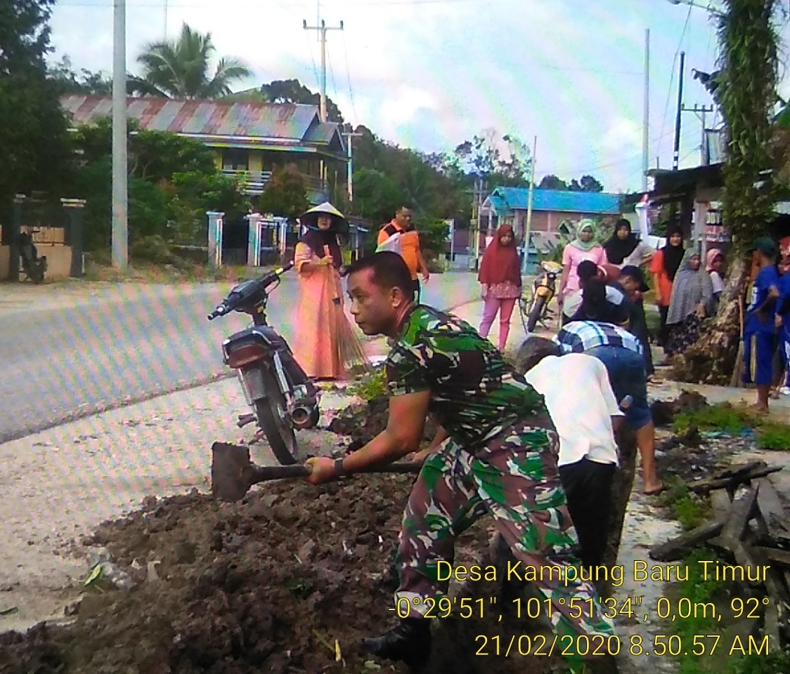 Anggota Koramil 06/Cerenti Dim 0302/Inhu Sertu Indra Jalil Gotong Royong Bersama Masyarakat Desa Kampung Baru Timur.