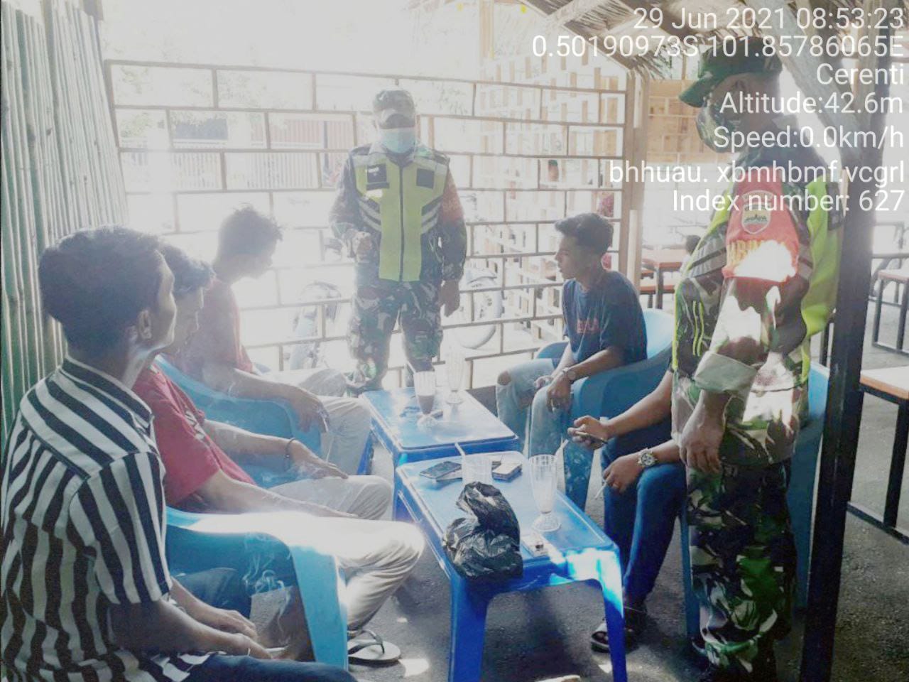 Babinsa Koramil 06/Cerenti,  Kodim 0302/Inhu Himbau Warga Masyarakat Akan Pentingnya Penegakkan Protokol Kesehatan di Desa Kampung Baru