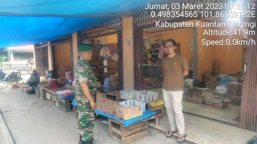 Serda Juanda Babinsa Koramil 06/Cerenti Kodim 0302/Inhu Pantau Perkembangan Harga Kebutuhan Pokok Di Wilayah Kecamatan Inuman 