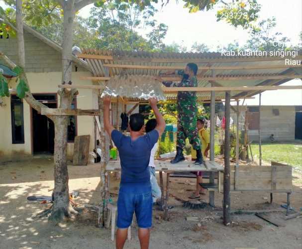 Babinsa Koramil 06/Cerenti Kodim 0302/Inhu Melaksanakan Gotong Royong Membangun Warung Kecil Milik Warga Desa Kampung Baru Kecamatan Cerenti