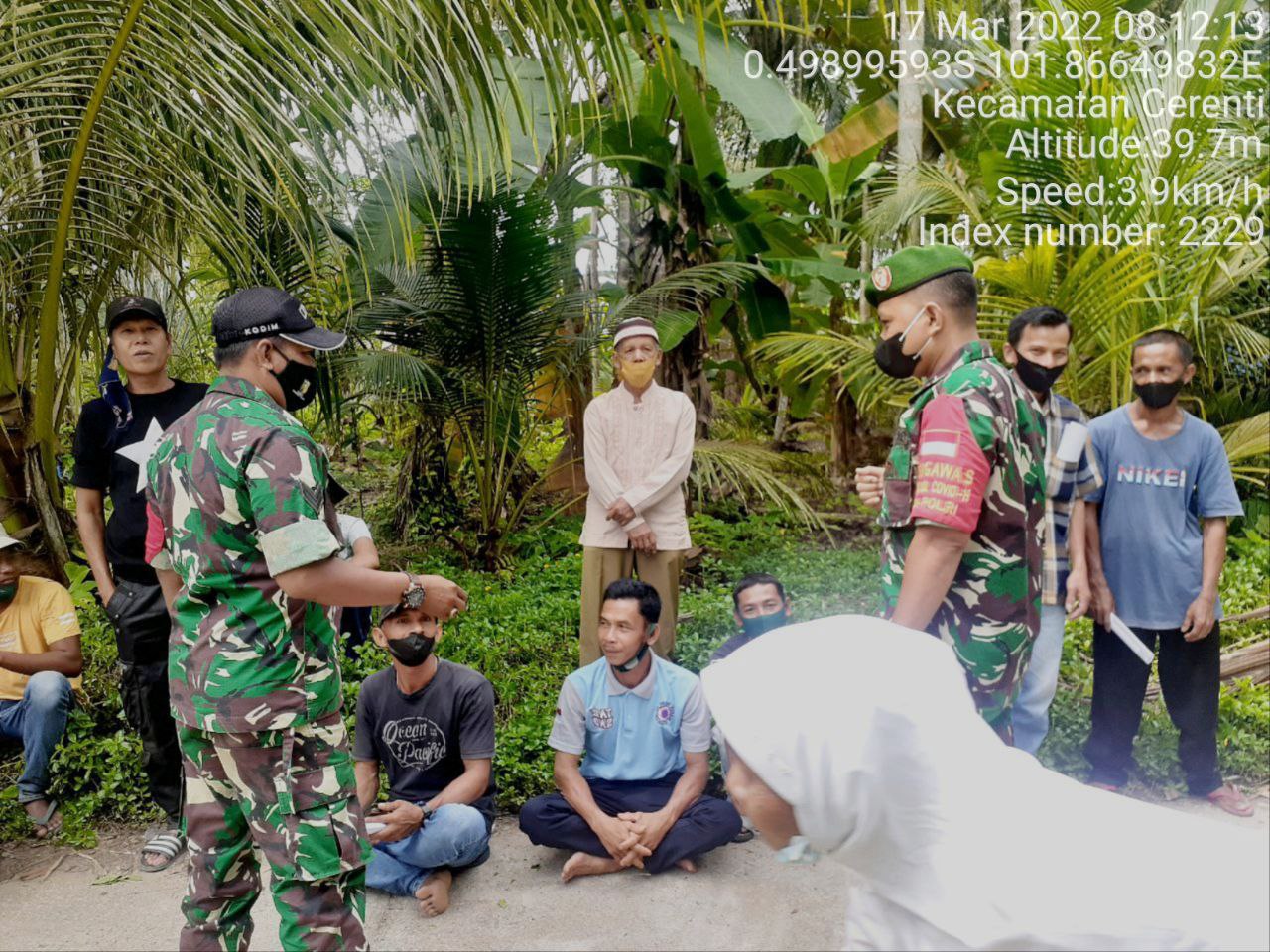 Babinsa Koramil 06/Cerenti Kodim 0302/Inhu, Sertu Efison Berikan Sosialisasi Serta Himbauan Kepada Warga Agar Patuhi Prokes Covid-19 di Pulau Busuk Kecamatan Inuman Kabupaten Kuansing 