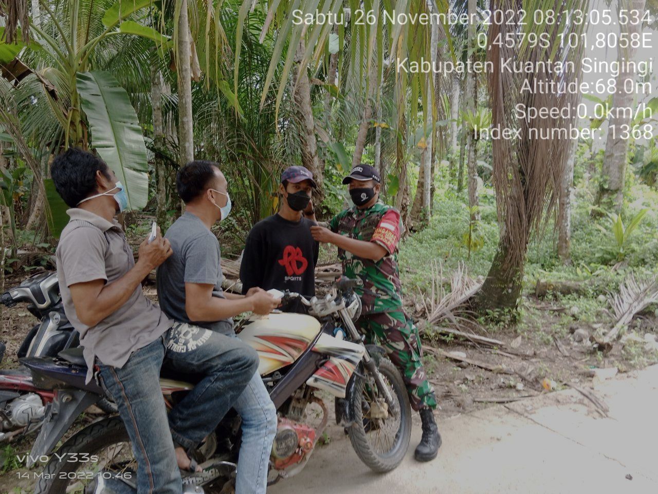 Babinsa Koramil 06/ Cerenti Kodim 0302/Inhu Bagikan Masker  Kepada Warga Desa Pulau Panjang Hulu Kecamatan Inuman 