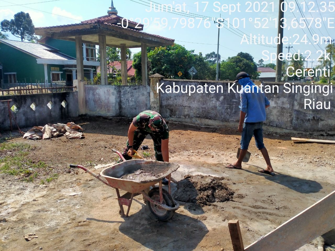 Babinsa Koramil 06/Cerenti Kodim 0302/Inhu Bantu Pembuatan Rumah Milik Warga Desa Binaan 