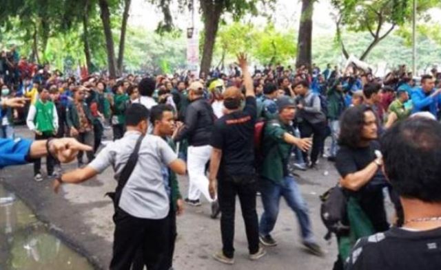Mencekam! Datang Bersamaan, Massa Pro dan Kontra Jokowi Bentrok, Aksi Lempar Batu Tak Terelakkan