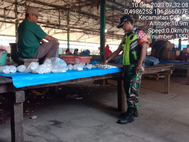 Babinsa Koramil 06/Cerenti Kodim 0302/Inhu Kopda Junedi Pantau Harga Sembako Di Kelurahan Pasar Cerenti Kabupaten Kuansing Riau