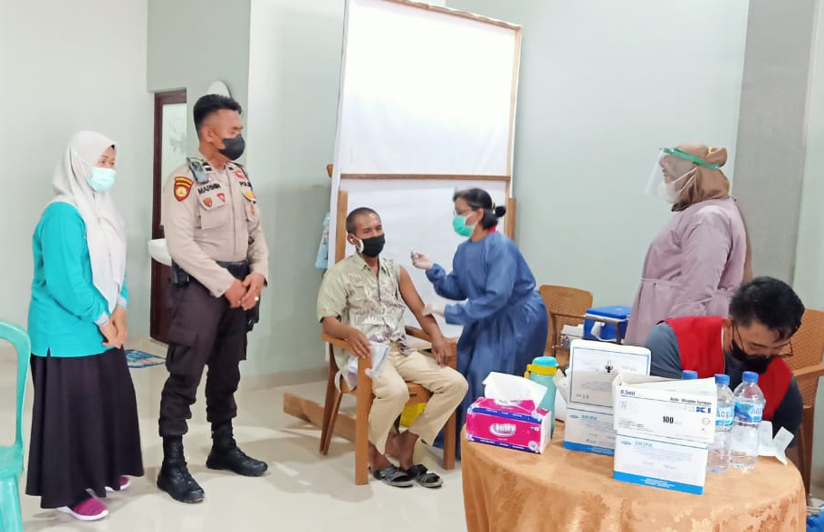 Polsek Pangkalan Kuras Pantau dan Amankan Giat Vaksinasi di Rumah Anggota DPRD Pelalawan