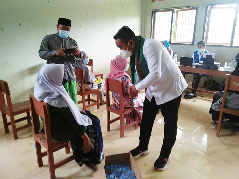 Bupati Zukri Tinjau Pelaksanaan Vaksinasi di Ponpes Darurrahman Ukui